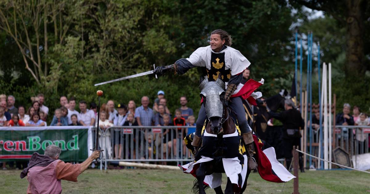 Ridders te paard sloven zich uit tijdens ridderspektakel in ...