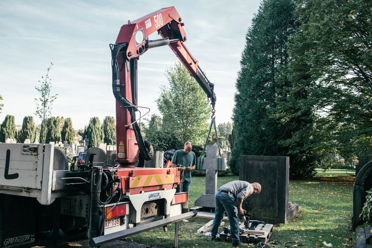 Herstelwerken van het graf van Auguste Borms eerder dit jaar  Beeld Tine Schoemaker