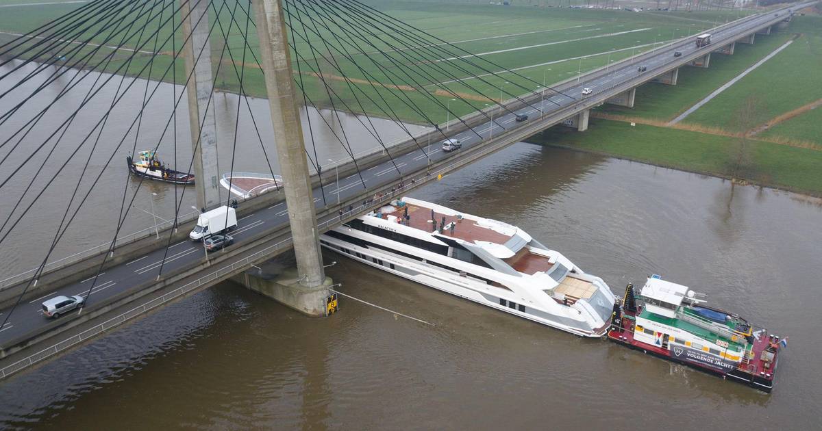 Superjacht Galactica kan nu bij Heusden niet onder de brug door; 'alles onder controle, wachten op l