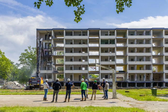 Ruim een maand geleden startte de daadwerkelijke sloop van de eerste Bloemenoordflat.