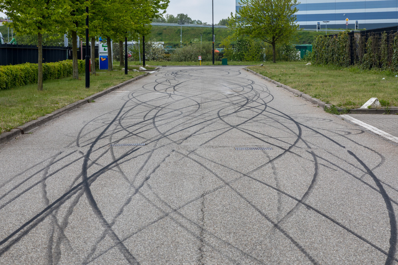 Video van straatrace in Oud Gastel duikt op, motorrijders laten flinke