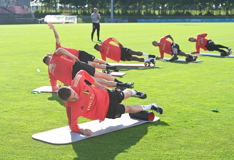 Thorgan Hazard en zijn collega's maken de spieren los in Tubeke. Beeld Photo News