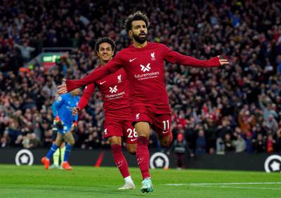 Mo Salah beslecht topper met late goal in voordeel van Liverpool en dient Man City en De Bruyne tik toe