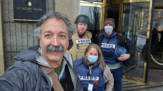 Cette image non datée, fournie par Fox News, montre le cameraman Pierre Zakrzewski (à gauche) posant avec des collègues à l'hôtel Intercontinental de Kiev.