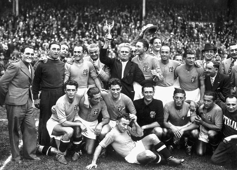 De Italianen vieren hun tweede wereldbeker op rij na een 4-2-zege tegen Hongarije, op 19 juni 1938 in Colombes nabij Parijs. Beeld AFP