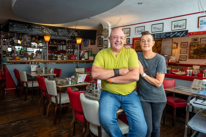 Jan en Lya Leermakers, op de voor hen nu nog vertrouwde plek: in hun Eetcafé 't Stadserf in Schiedam.