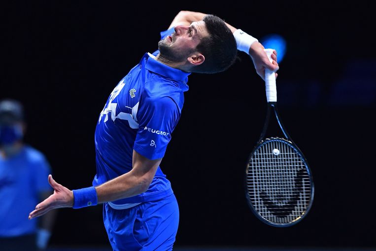 Djokovic aan de opslag. Tegenstanders worden hoorndol van zijn opslagritueel. Beeld AFP