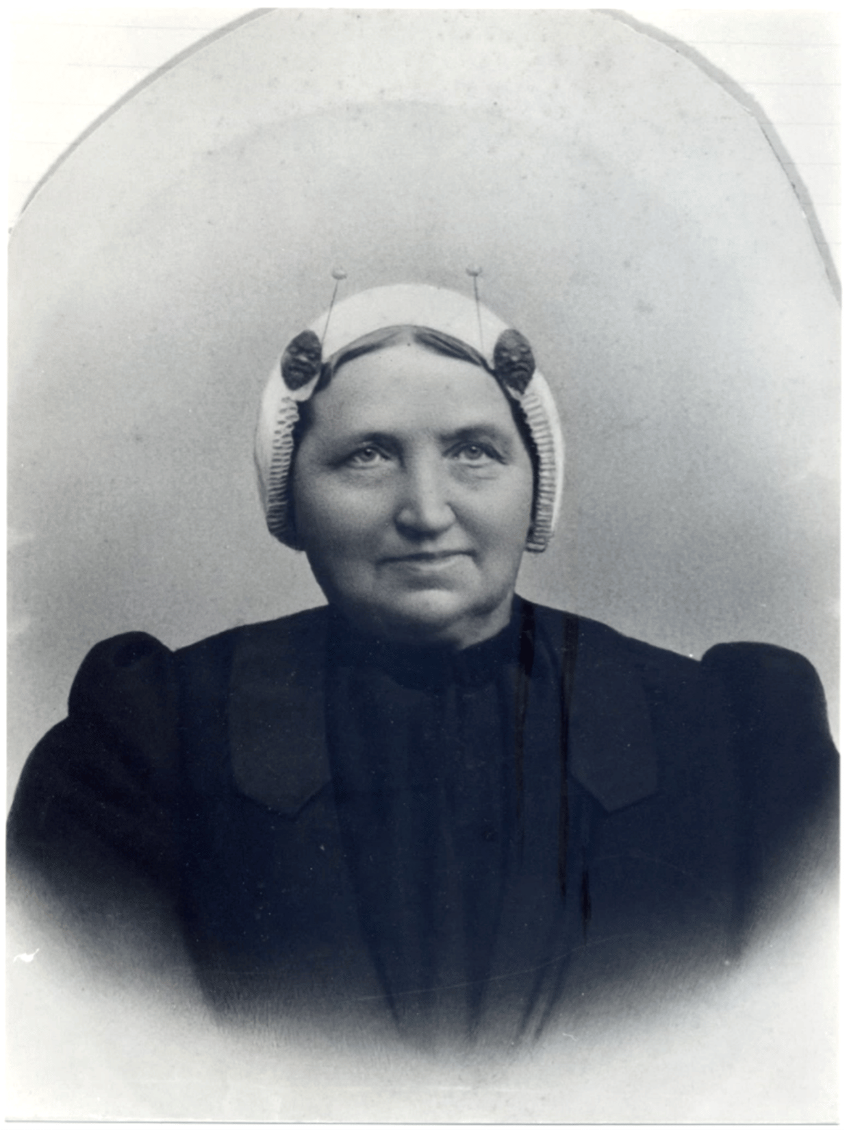 Klaartje Vrolijk (1832-1899), die bij haar overlijden omgerekend bijna 1,7 miljoen euro bleek te bezitten. De foto is rond 1875 gemaakt.
