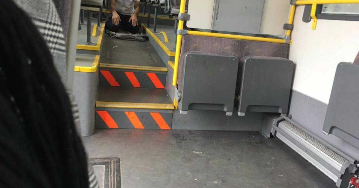 Lijn-chauffeur die bus om te bidden, moet op gesprek | Antwerpen | pzc.nl