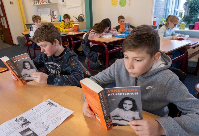 Milan Flipse (12, links) en Nicolas Nedea (12) van basisschool De Wegwijzer in Serooskerke hebben een gratis exemplaar gekregen van het dagboek van Anne Frank.