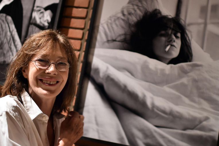 Jane Birkin poseert naast een foto van Charlotte Gainsbourg, als onderdeel van haar expositie 