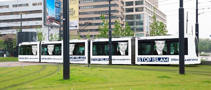 De reclame-uiting op de Rotterdamse tram zoals Geert Wilders die voor ogen heeft.