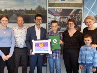 Internationale prijs voor 12-jarige Jakub uit Leuven: “Het kleine hartje met de Oekraïense vlag toont dat ik aan de oorlog denk”