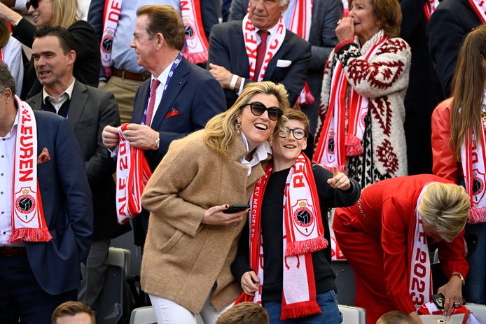 Minister van Binnenlandse Zaken Annelies Verlinden, in bruine jas, woonde de bekerfinale bij tussen Antwerp en KV Mechelen in het gezelschap van de familie Gheysens.