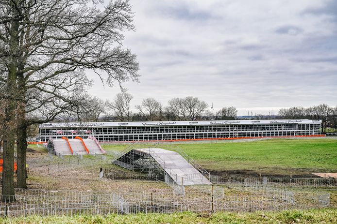 De meer dan 150 meter lange VIP-tent.