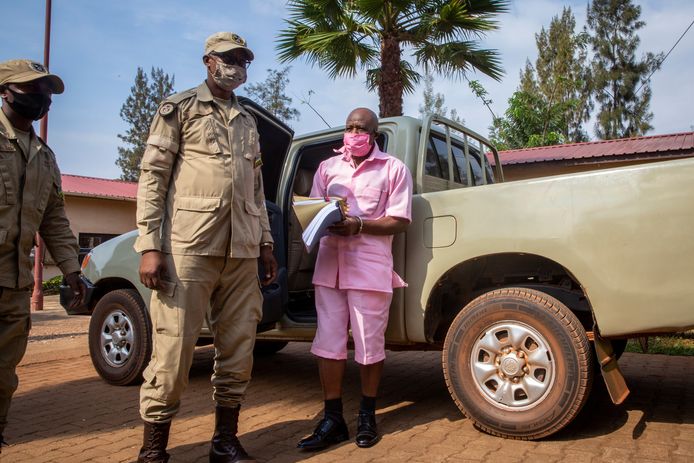 Paul Rusesabagina in een roze gevangenisuniform, als hij in september 2020 bij een hoorzitting arriveert in Rwanda.