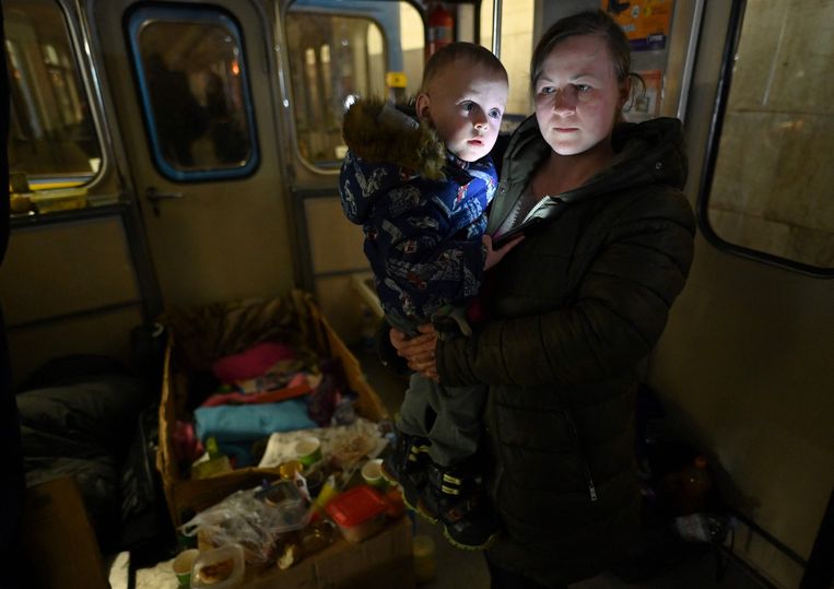 Een metrohalte in Kiev wordt als schuilkelder gebruikt. Beeld AFP