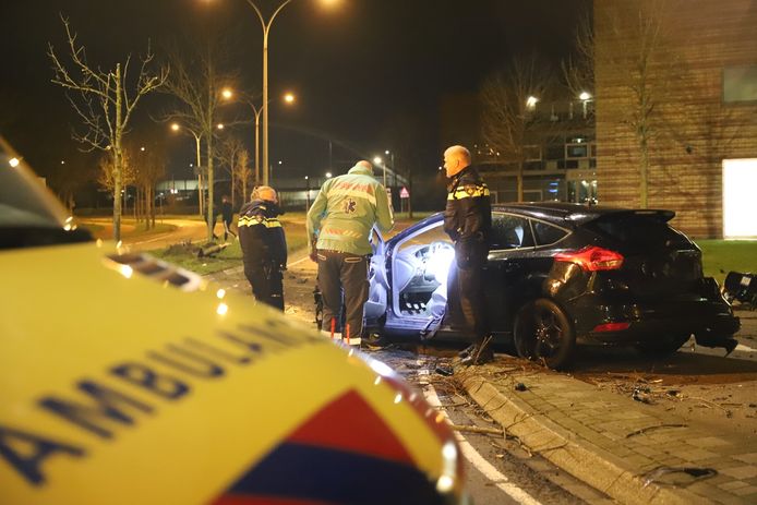 Op de Hofweg in Nootdorp is in de nacht van woensdag op donderdag een automobilist van de weg geraakt met zijn auto.