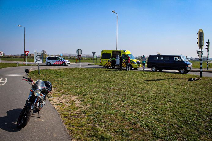 Een scooterrijder is zaterdagmiddag gewond geraakt bij een aanrijding met een bus in Dieren