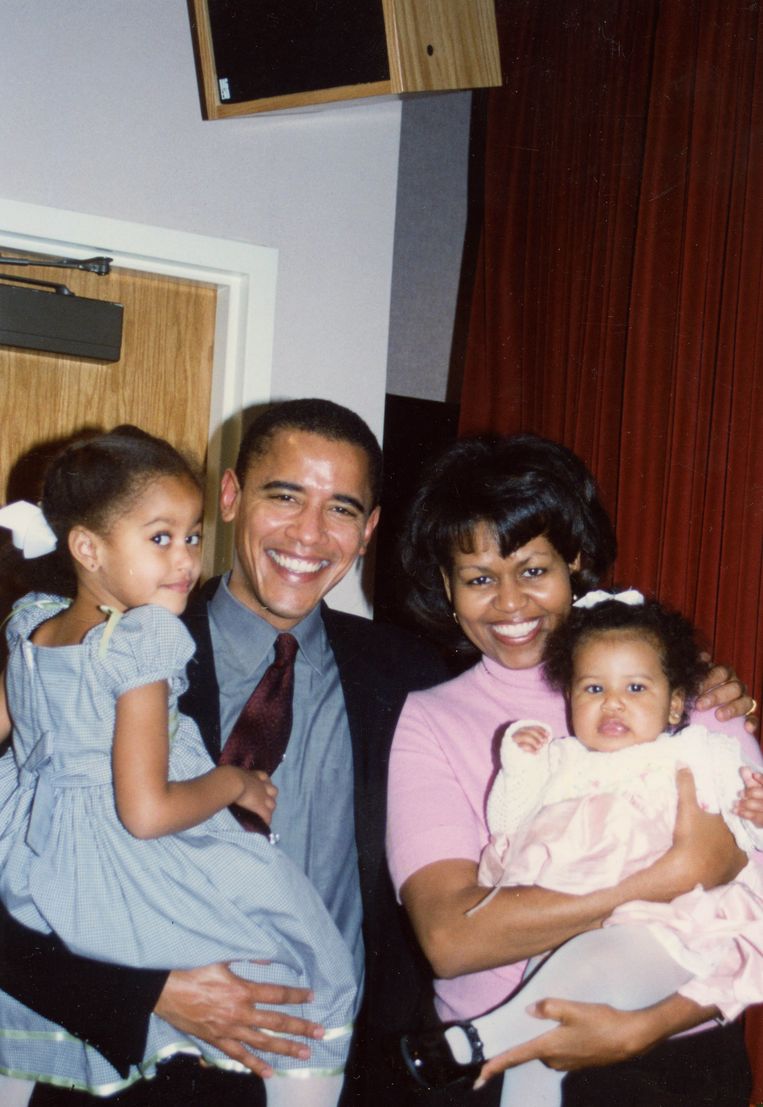 Barack en Michelle Obama en hun dochters Malia en Sasha bij Sasha’s doop. Beeld Familiearchief Obama-Robinson