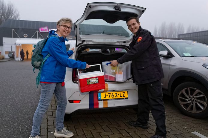 GGD-arts Gertrude Grijpink en brandweerman Tommy Praamsma op pad om boosterprikken te zetten.