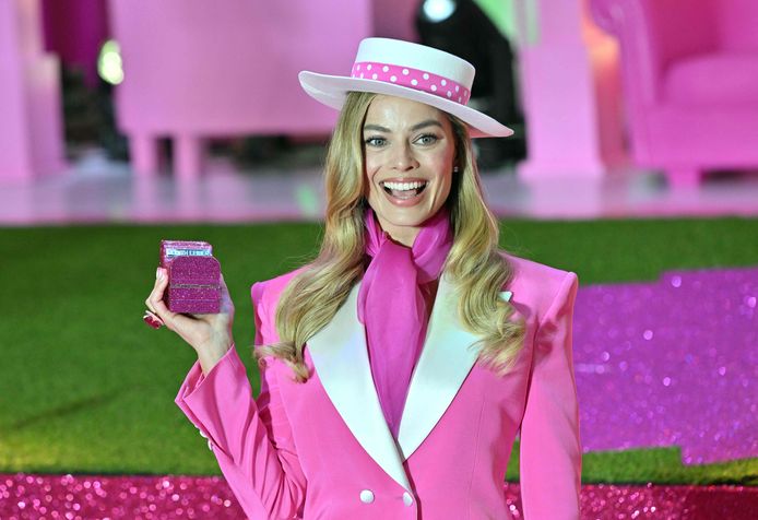 Margot Robbie speelt Barbie.