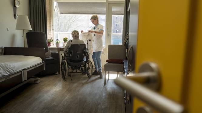 ‘Meer verpleegzorg voor ouderen thuis levert veel minder op dan kabinet denkt’