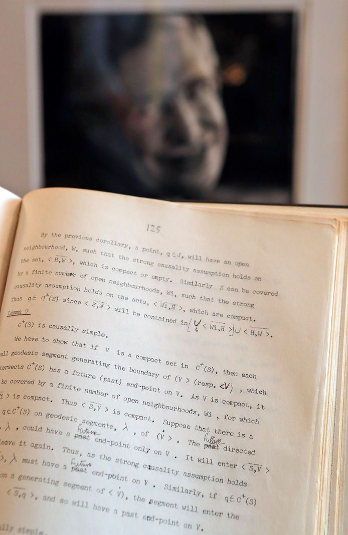 Een met de hand gecorrigeerd manuscript van Stephen Hawking gaat in Londen onder de hamer.
