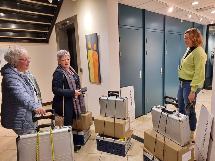 Annemie Hoff (links) en Hermien Elkink bij de verkiezingskoffertjes.