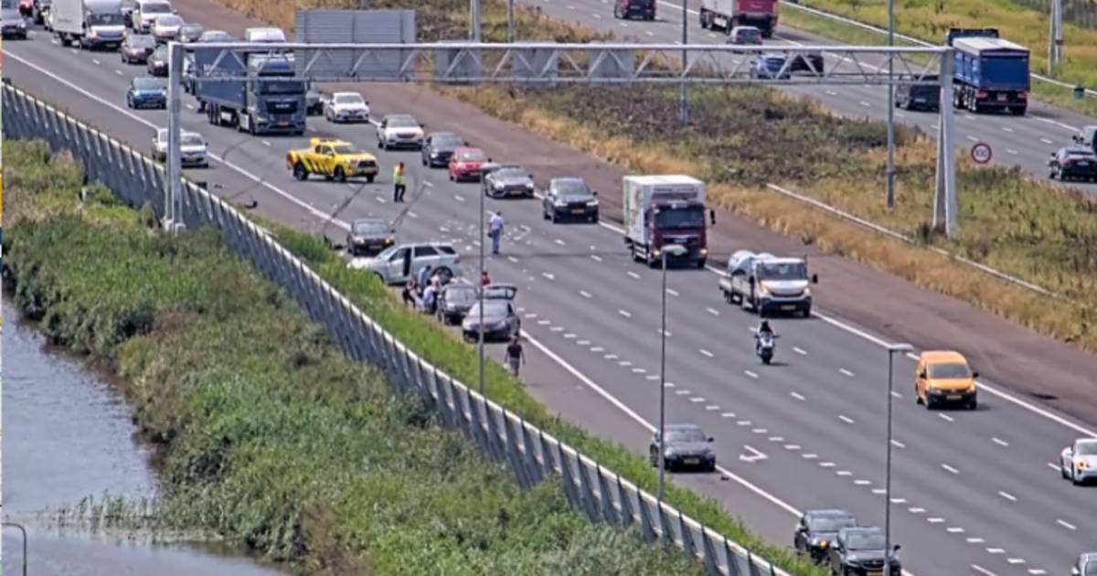 Rijstroken dicht na kettingbotsing op A4 bij Roelofarendsveen