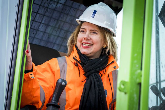Minister Cora van Nieuwenhuizen van Infrastructuur en Waterstaat bij de start van een verkeersproject