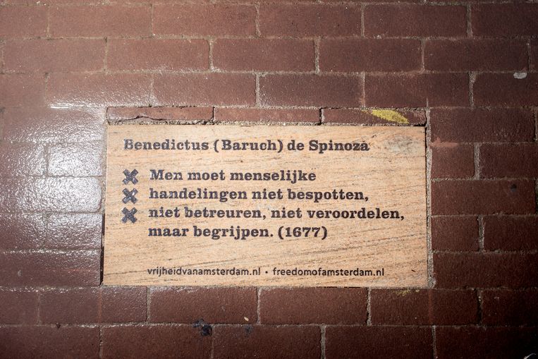 Filosofische stoeptegels duiken op in de stad ‘Zonder