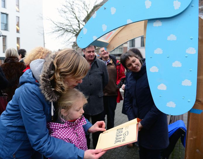 Schepen Bieke Verlinden (rechts) bij de inhuldiging van een boekentil.