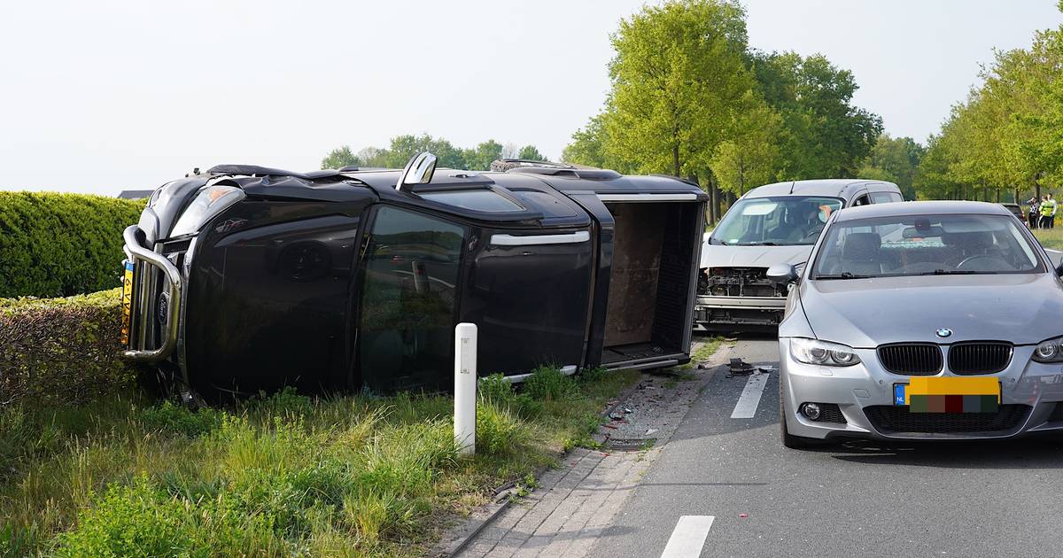 Pick-uptruck belandt op zijkant bij botsing met vier autos.