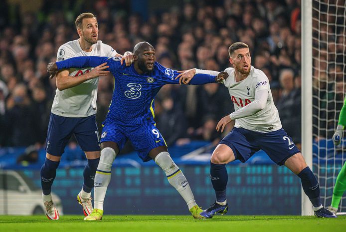 Kane en Doherty nemen Lukaku in de tang.