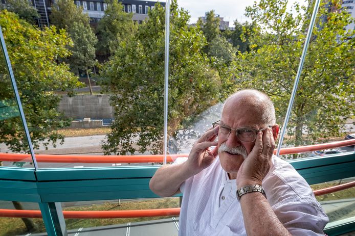 Cor de Soet heeft geluidsoverlast van het razende verkeer in de tunnelbak