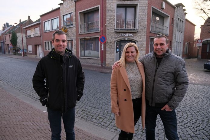 Frank Kemps (links) laat feestzaal Teniers over aan Terry Liekens en zijn vrouw Kathy Kruijer.