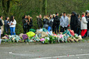 Een eerbetoon op de Heeklaan in Helmond: de plek waar zaterdagnacht drie jongens om het leven kwamen.