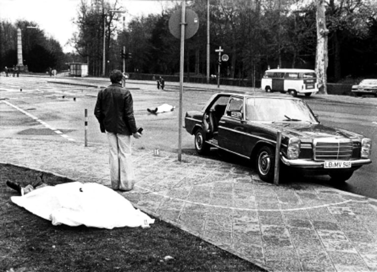 Procureur-generaal Siegfried Buback werd op 7 april 1977 in Karlsruhe in zijn auto doodgeschoten. Ook zijn begeleiders kwamen daarbij om. (FOTO AFP ) Beeld AFP