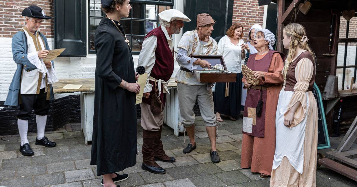 Tijdreis in klederdracht Monnickendam herbeleeft de Slag op de Zuiderzee Waterland AD.nl