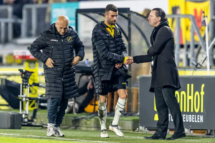 Rai Vloet word gewisseld en wordt bedankt door trainer coach Stijn Vreven.