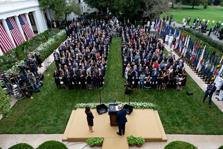 Trump kondigt de nominatie van opperrechter Barrett aan in de rozentuin van het Witte Huis, op 26 september. Beeld AP