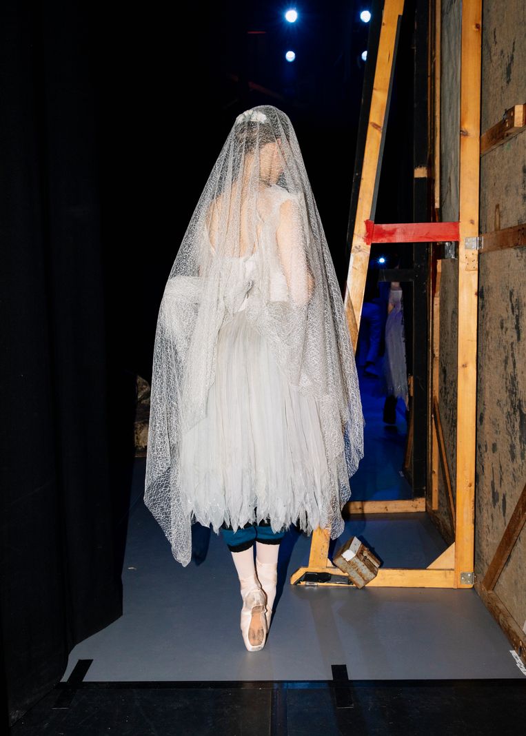 Kostuumrepetitie voor de balletklassieker ‘Giselle’, door The United Ukrainian Ballet Company. Beeld Lin Woldendorp