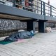 Gebrek aan opvang, dus slapen ze onder de loopbrug