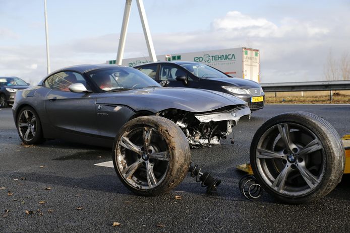 Ongeval op A16 waarbij de BMW twee wielen verloor.