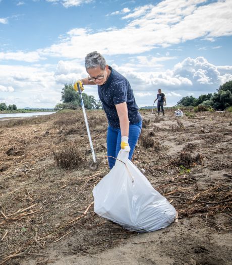 230 volontaires nettoient les berges de la Meuse dans le Limbourg après les inondations