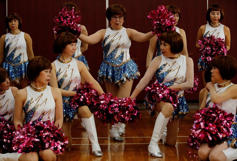 ‘Sommige dames schrijven zich alleen al voor de kostuums in’, zegt Fumie Takino (89), oprichtster van het Japanse senior cheer­leading-team Japan Pom Pom. 
De cheer­leaders op leeftijd tonen ons de (geef me een) W (geef me een) E (geef me een) G. Want waar de wereld vandaag behoefte aan heeft, is misschien niet uitsluitend, maar toch zeker ook méér aanmoediging, méér team­spirit, méér pompons en, welja, méér glitter. (KS) (07052021)  Beeld REUTERS