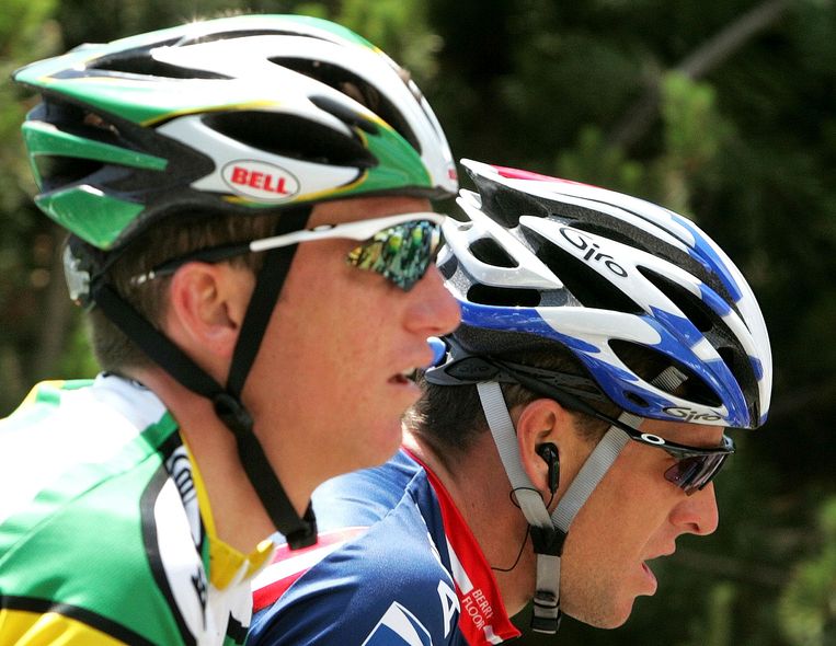 Tyler Hamilton (links) en Lance Armstrong in actie tijdens hun actieve carrière. Beeld REUTERS