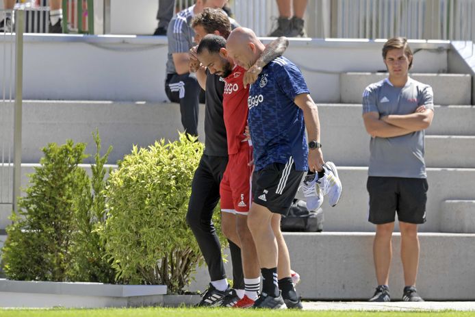 Sean Klaiber wordt van het veld gedragen.