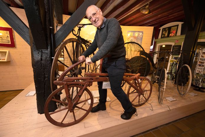 Velorama-voorzitter Gertjan Moed demonstreert de oudste loopfiets van Nederlandse makelij. Het Nijmeegse fietsenmuseum heeft het exemplaar recent verworven.